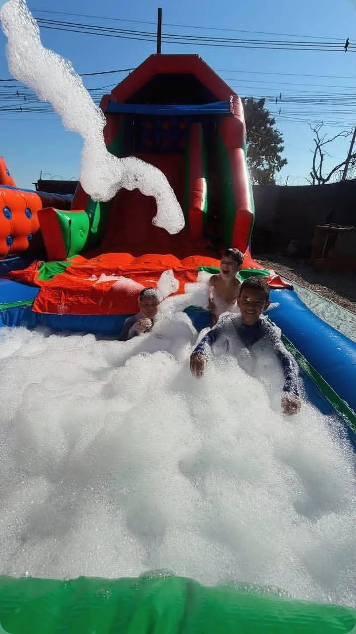 Festa com espuma e tobogã