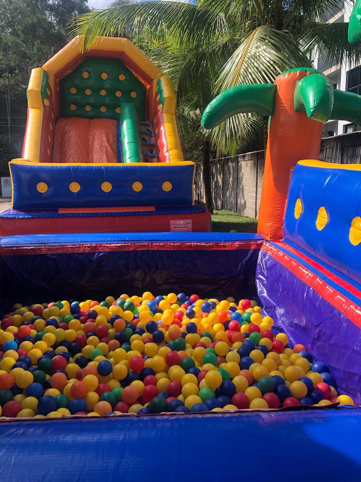 Piscina de bolinhas e tobogã